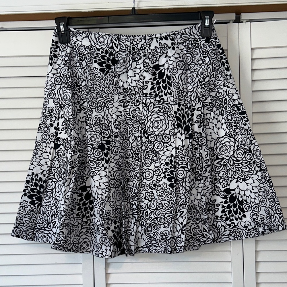 Kim‎ Rogers Black and White Floral Mini Skirt Pleats Size 10 Lined Side Zip